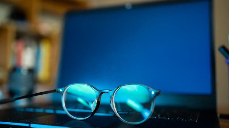 Luce blu e protezione degli occhi: consigli per chi lavora al PC